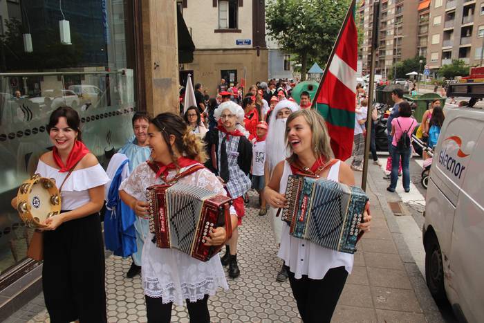 Santa Ana: desfilea