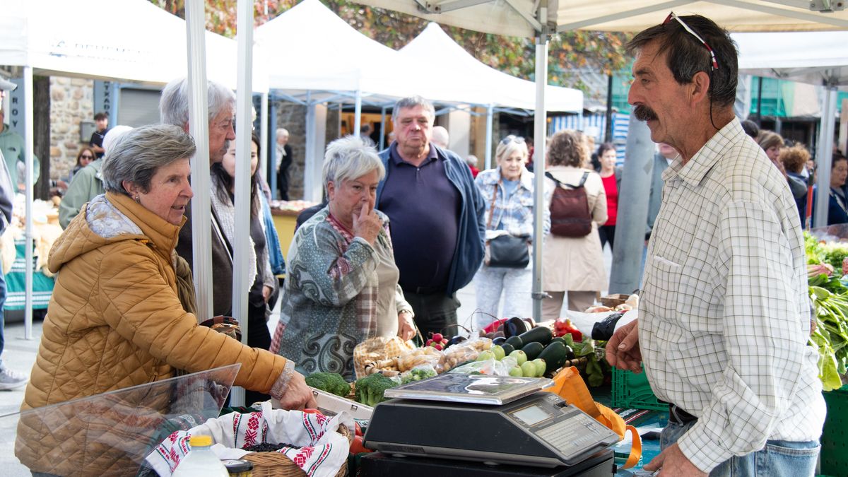 Baserriko produktuen saltoki bihurtu da Okendo Plaza