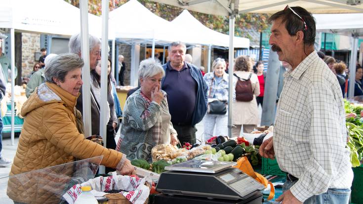 Baserriko produktuen saltoki bihurtu da Okendo Plaza