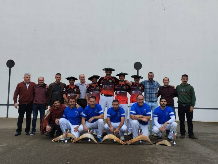 Herriko pilotariek, ezin txapelarik jantzi