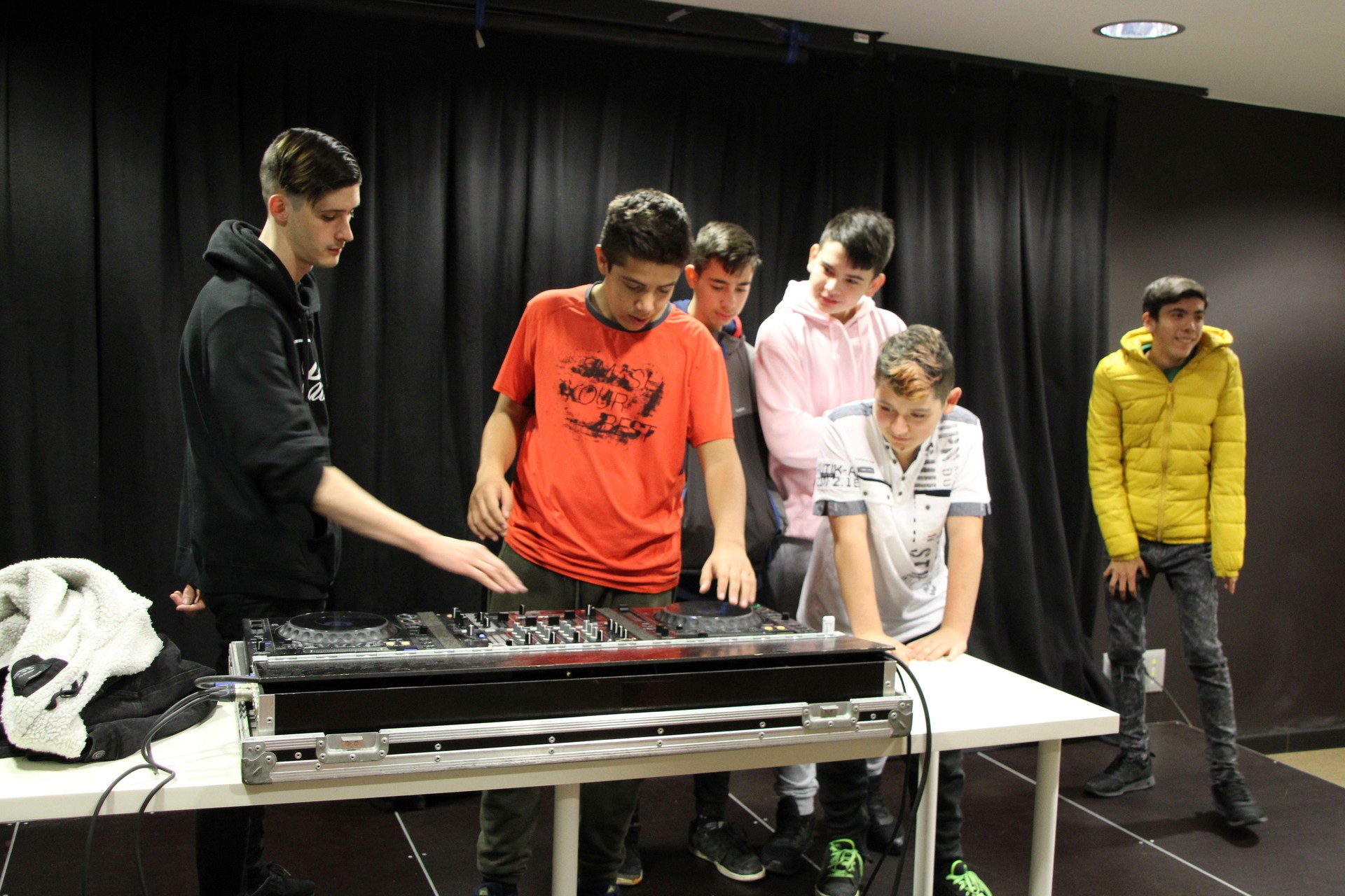 DJ lanetan eta hip hopean ikasten