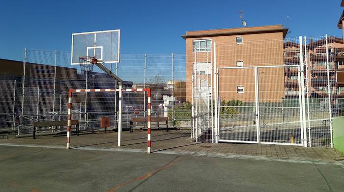 Oriako eta Uzturre plazako kirol instalazioetako itxiturak handitu ditu udalak
