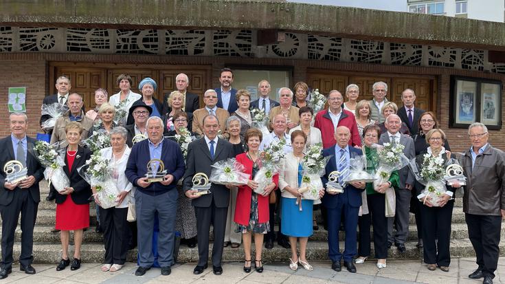 Urrezko ezteiak bete dituzten bikoteei aitortza egin diete