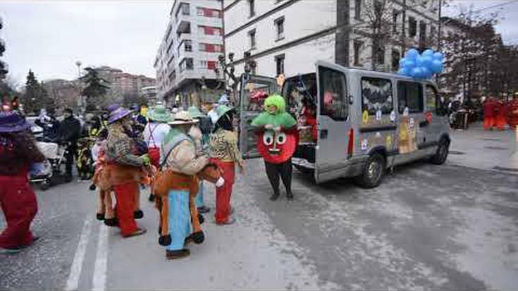 Konpartsen arratsaldeko desfileak kaleak girotu zituen