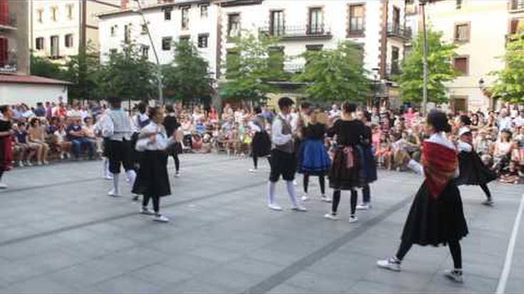 Orbeldi dantza taldeko kideak ere ederki aritu ziren atzo arratsaldean