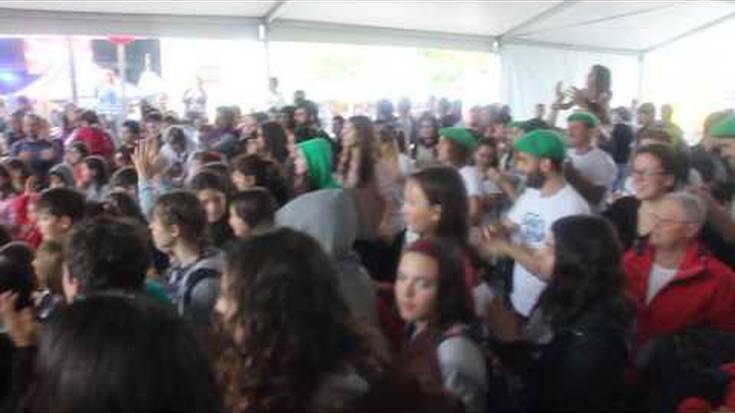 Jalguneko lagunek hainbat abesti dantzatu dituzte herritarrekin batera