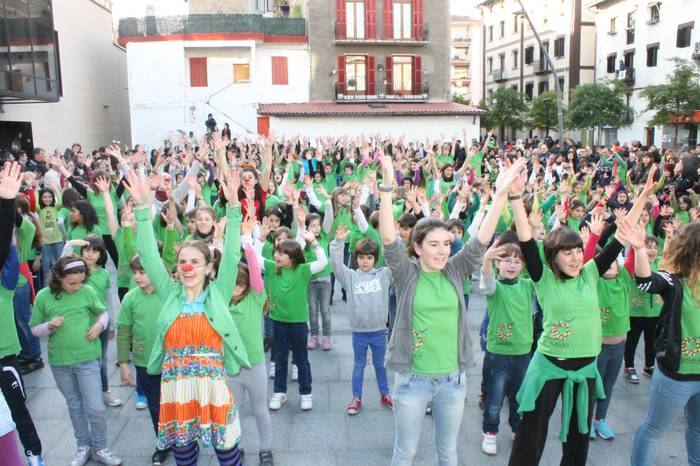 Desfile erraldoiak dantzan jarriko du herria