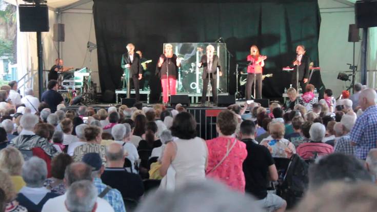Mocedades taldeak Isla plazako karpa bete du
