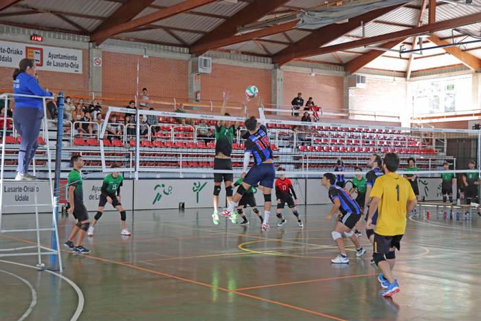 Ostadar Boleiboleko seniorra lehiakor jardun arren, ezin izan zuen debutean garaipena lortu