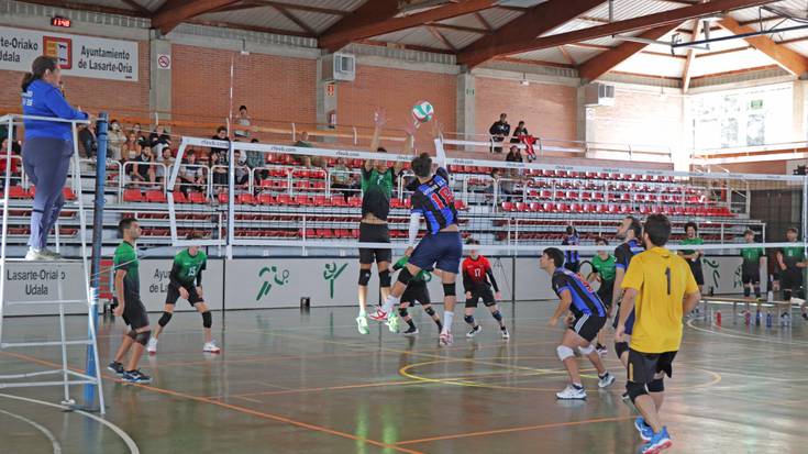 Ostadar Boleiboleko seniorra lehiakor jardun arren, ezin izan zuen debutean garaipena lortu