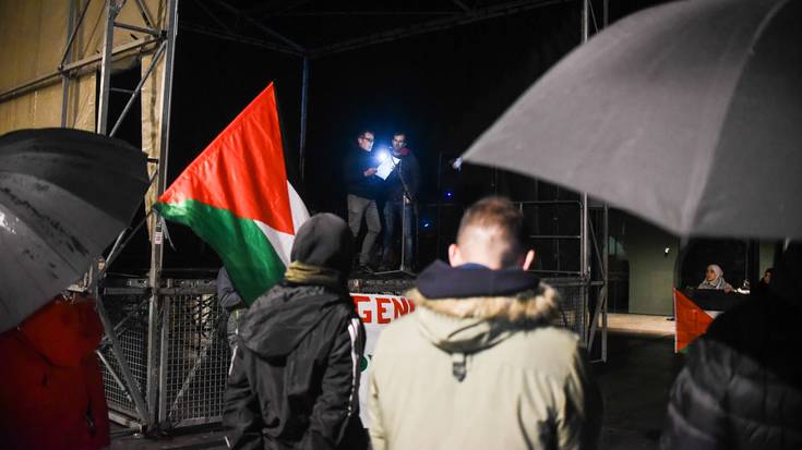 Palestinaren alde manifestatu direnek manifestu bat irakurri dute Okendo plazan