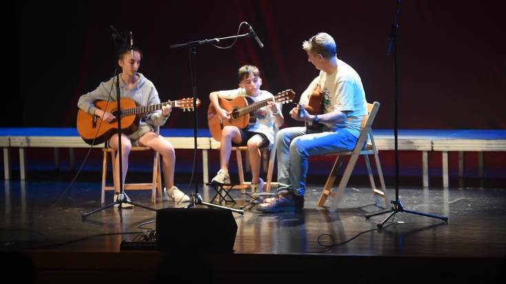 'Lau teilatu' jo dute, gitarrarekin