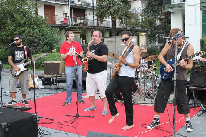 Nonguayaz taldearen funky-rock doinuak Isla Plazan