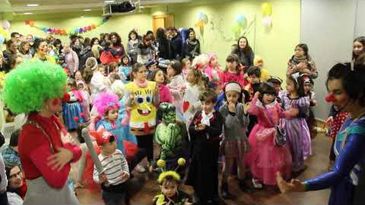 Amaraun Klubeko haurrak eta gurasoak Inahaldun festaz gozatzen