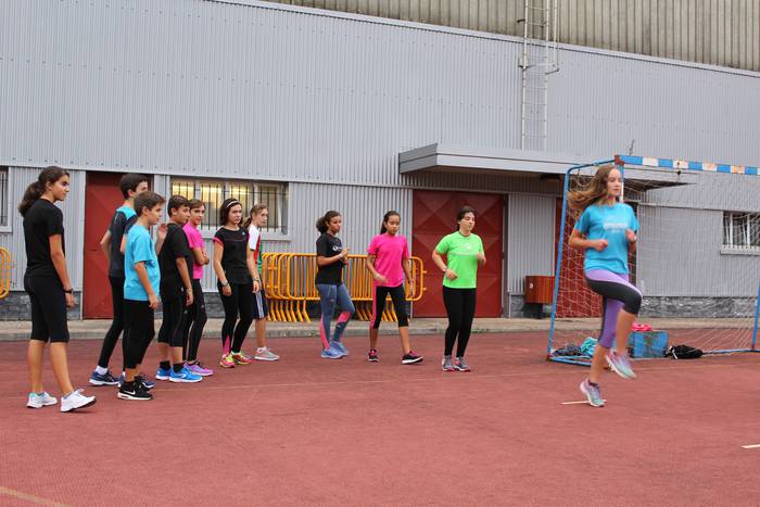 Atletismo aisia eskolak Ostadar SKTren eskutik