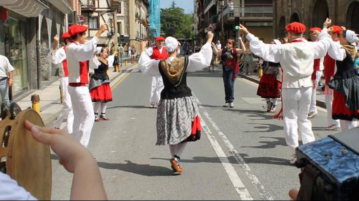 Santa Ana egunean goizetik dantzan