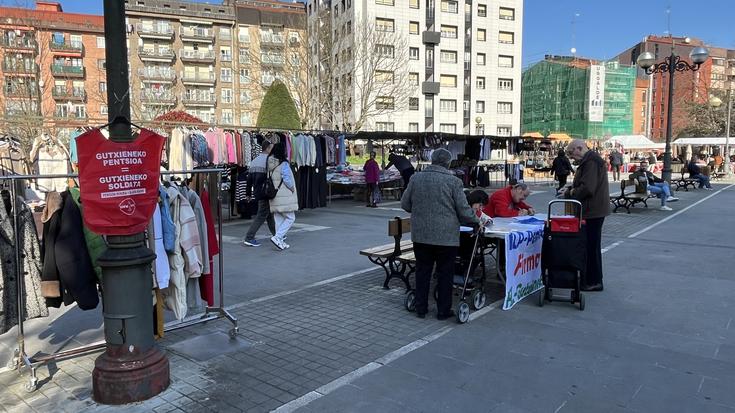 Sinadura gehiago bildu dituzte pentsiodunek Andatza plazako azokan