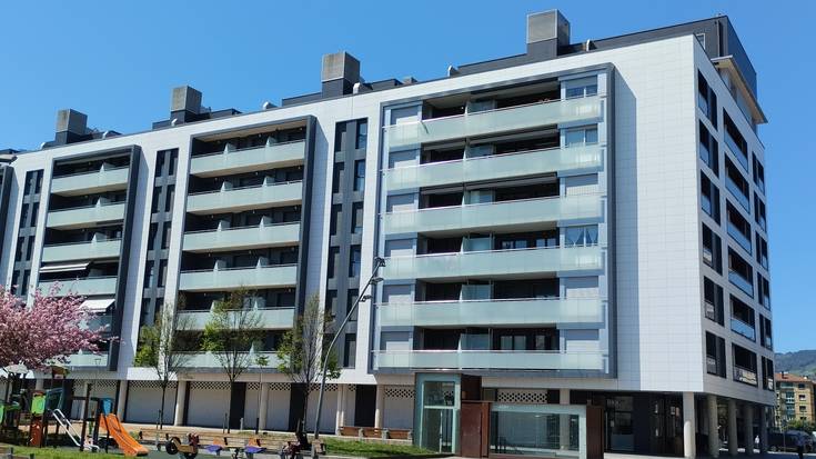 Hipodromo etorbideko etxebizitzak lehiaketa publiko bidez besterenduko ditu udalak