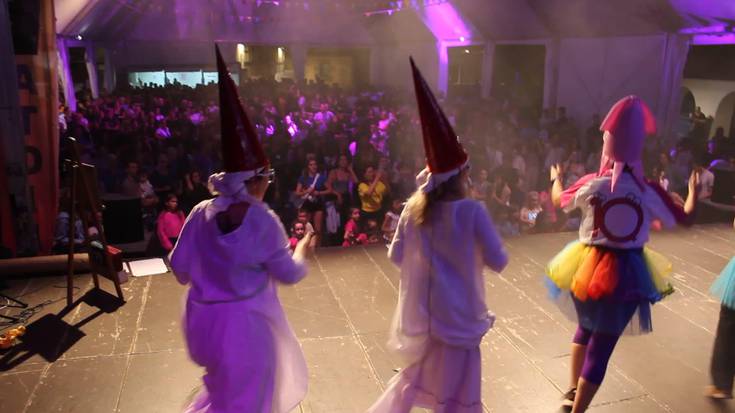 GuruBuruekin batera dantzatu dute karpan bildutako herritarrek