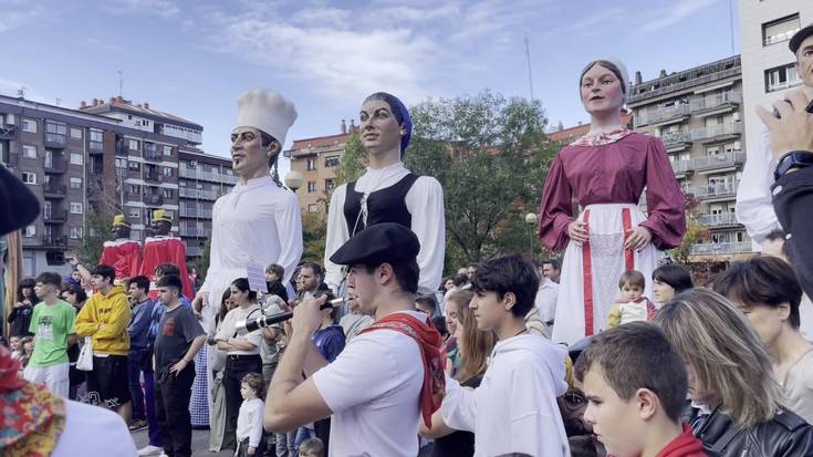 Erraldoien topaketako partaideak Andatza plazan