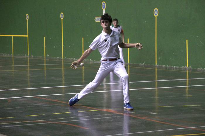 Intzako pilotariak Lau eta erdiko txapelketatik kanpo geratu dira