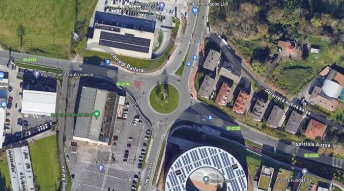 Galarretan gertatutako istripu baten lekuko bila dabiltza