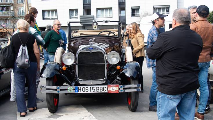 Ibilgailu klasikoen erakusleiho izan da Andatza plaza