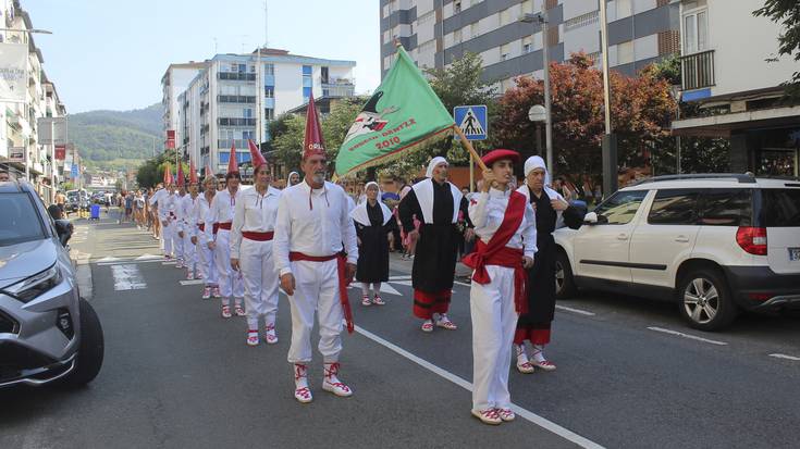 Sorgin Dantzak eraman ditu herritarrak txupinazora