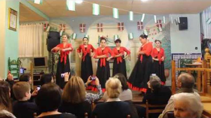 Gitanillos del Alba gaztetxoen dantza taldeak hainbat dantza eskaini ditu Andaluzia egunaren ospakizunetan