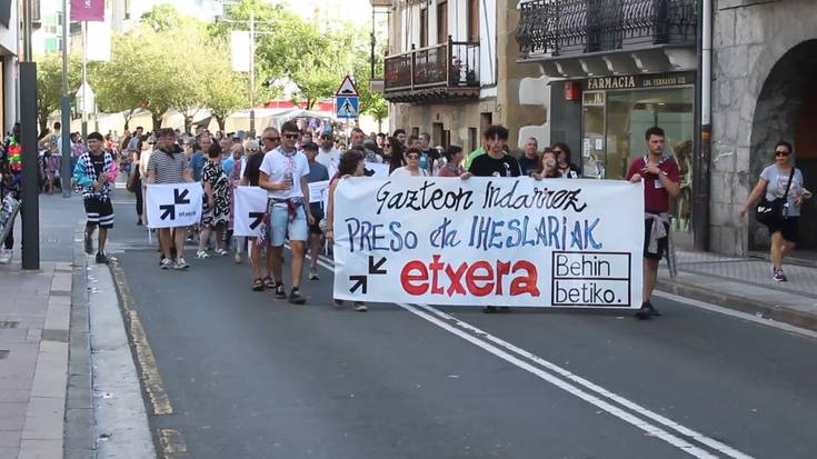 Elkartasun manifestazioa ere egin dute sorginek