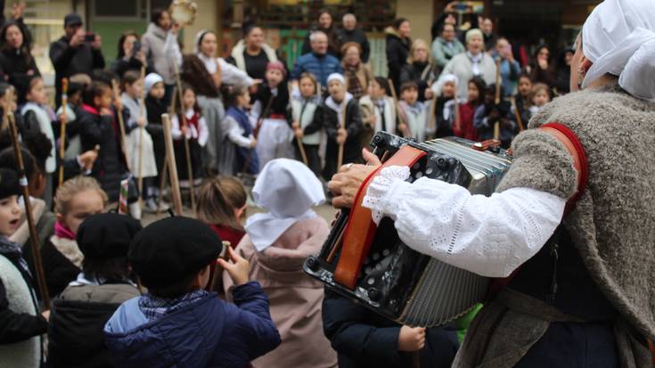 Makil kolpeen erritmora kantatu dute