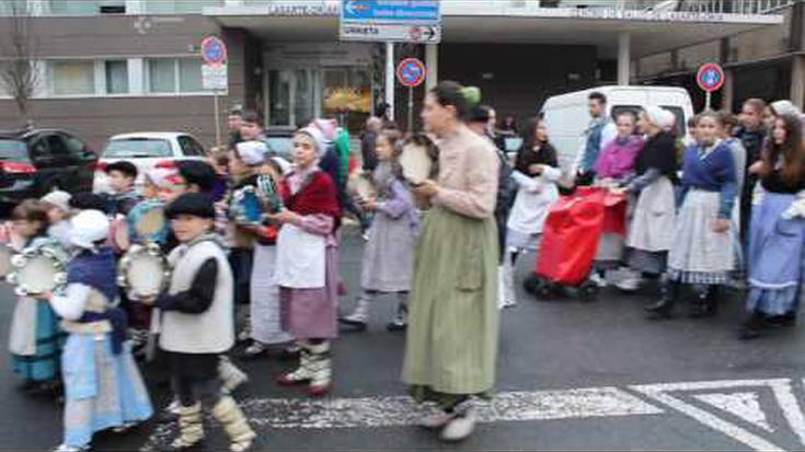 Batukada doinuak ere girotu dute Olentzeroren kalejira 