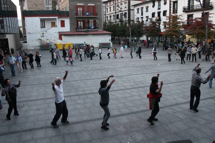 Plaza dantza saioa igandean