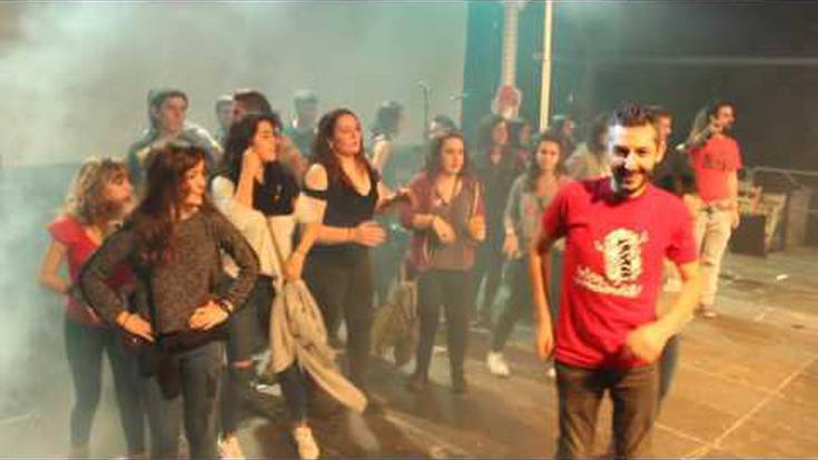 Herritar ugari animatu dira mikrofonoa hartu eta karaokean aritzera