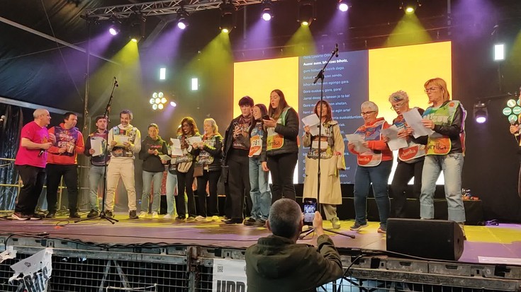 Muntteri AEKko kideek eurek sortutako abestia eskaini dute