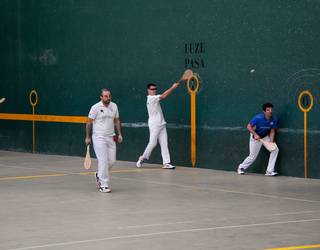 Intzako Gomazko palako kideek, garaipen bikoitza