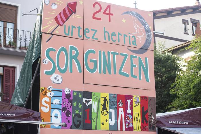 Txosna gunea muntatzen hasiko dira sorginak gaur