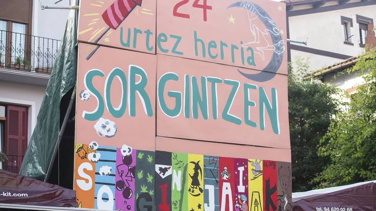Txosna gunea muntatzen hasiko dira sorginak gaur