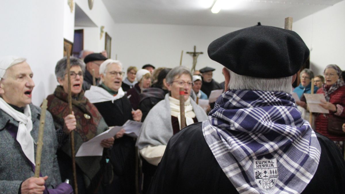 Santa Agenda bezperako koplak kantatu dituzte, lurra makilaz jo bitartean