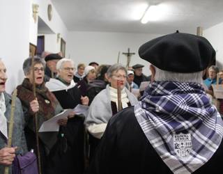 Santa Agenda bezperako koplak kantatu dituzte, lurra makilaz jo bitartean