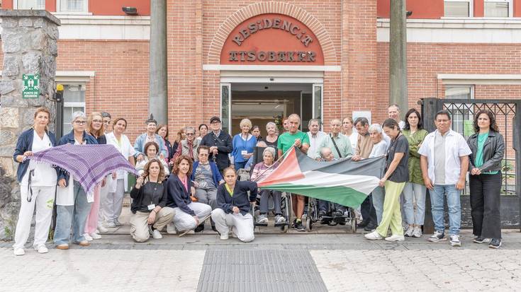 Palestinaren alde minutu bateko isilunea egin dute Atsobakarreko langile eta egoiliarrek