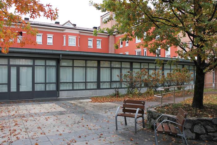 Atsobakarreko zaharren egoitza, eskualdatuta