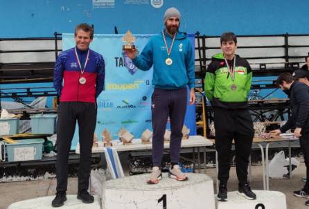 Mikel Izagirrek, brontzezko postua Añorgako duatloian