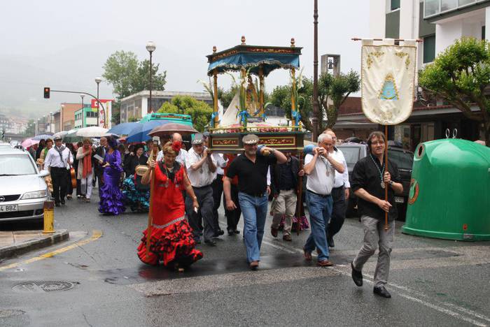 Rocioko erromeria euriari aurre eginez
