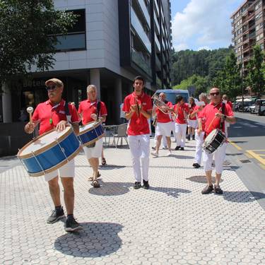 24. Korrika, herrian: kalejira txarangarekin