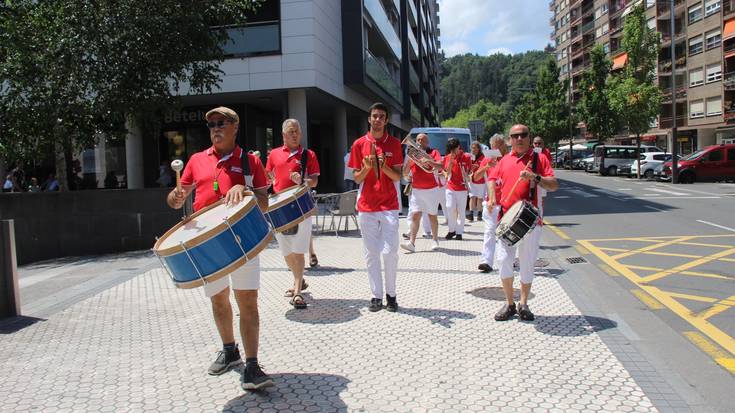 24. Korrika, herrian: kalejira txarangarekin