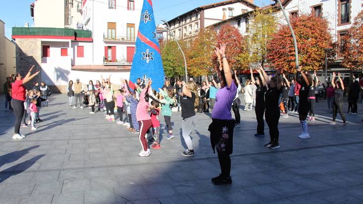 Saito gimnasioko kideek erakustaldia egin dute Okendo plazan