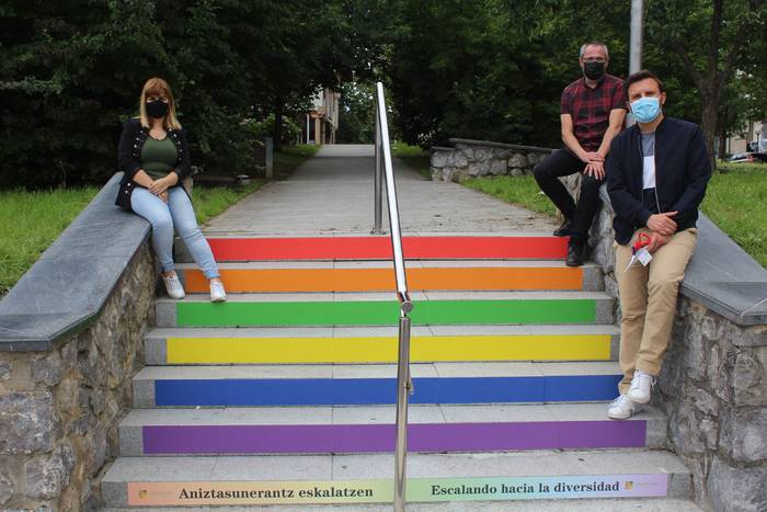 Herria ostadarraren koloreekin koloreztatu dute