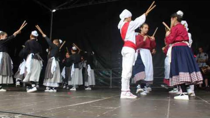 Lurra taldeko dantzari gazteek Zuberoako makil dantza taularatu dute