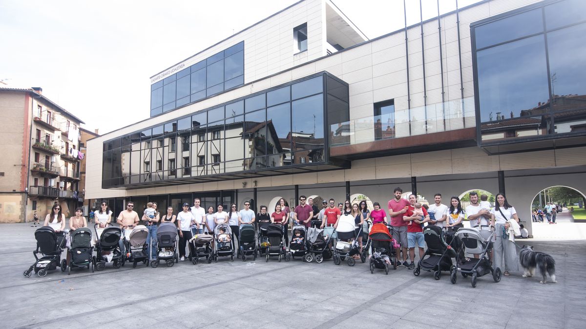 Borrokan ari dira, seme-alabak txikitatik hezi nahi dituztelako herrian